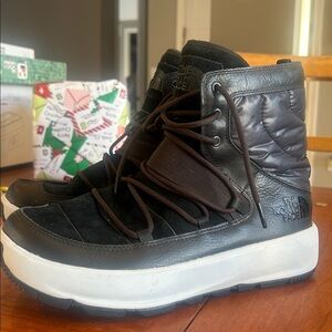 North Face Suede Primaloft 200 Gram waterproof lace up Boots size 9